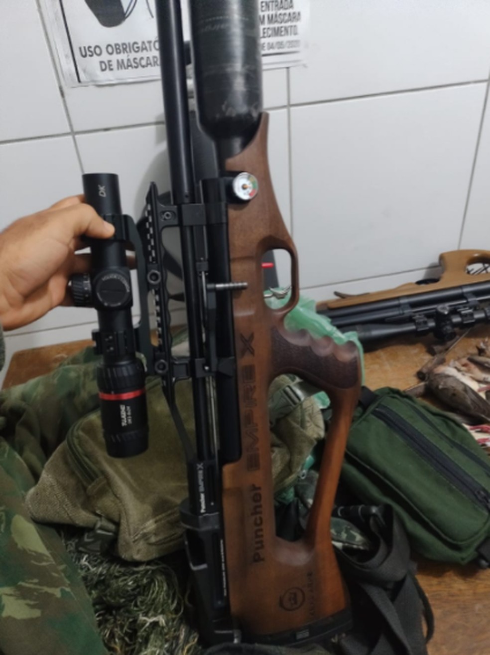 O chamou atenção da PM na ação foram os apetrechos e as armas que são de precisão, além de ter um preço bastante elevado. — Foto: Polícia Militar/Divulgação
