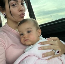 Georgina Rodríguez e a filha caçula Bella Esmeralda — Foto: Reprodução/Instagram