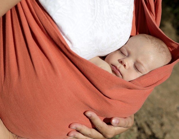 Cuidados com o uso do sling: recém-nascido morre sufocado e mãe