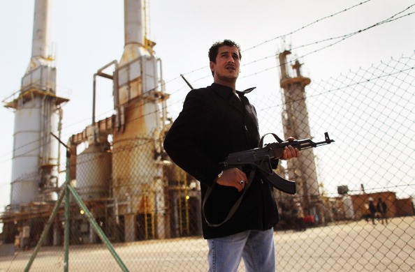 Homem armado vigia porto de Petróleo na Líbia (Foto: Getty Images)