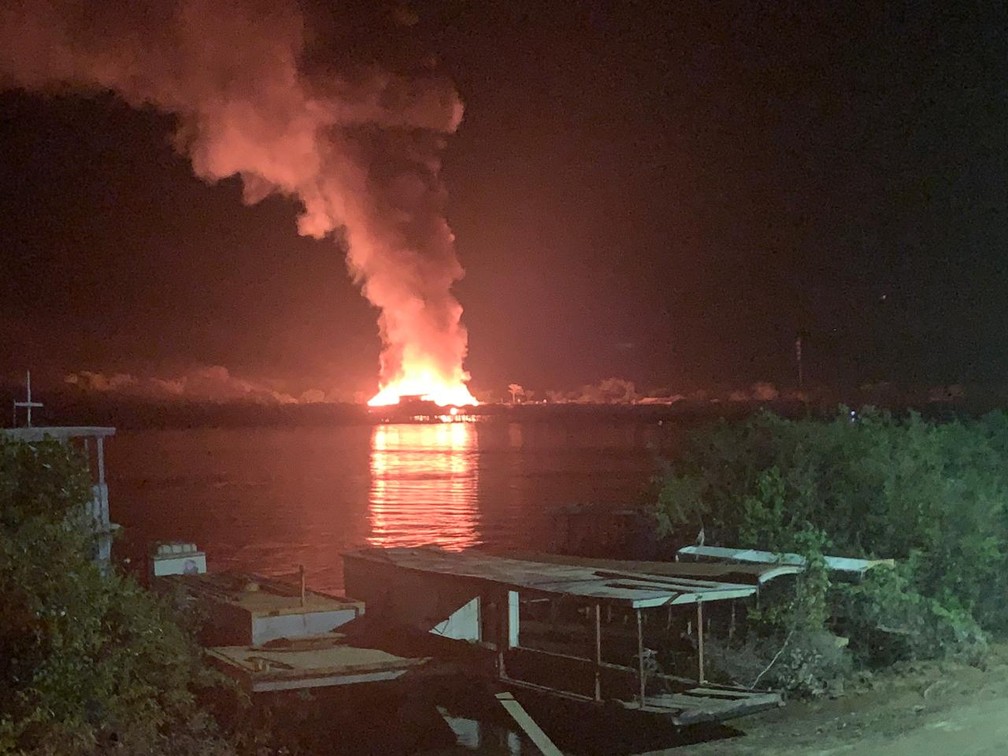 Incêndio de grandes proporções atinge vilarejo de casas e lojas na divisa de Costa Marques. — Foto: Reprodução/Arquivo pessoal