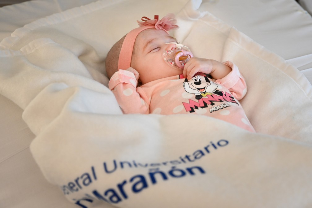 A menina Naiara, de dois meses, recebeu um transplante de coração em uma cirurgia pioneira na Espanha — Foto: Hospital Gregorio Marañón