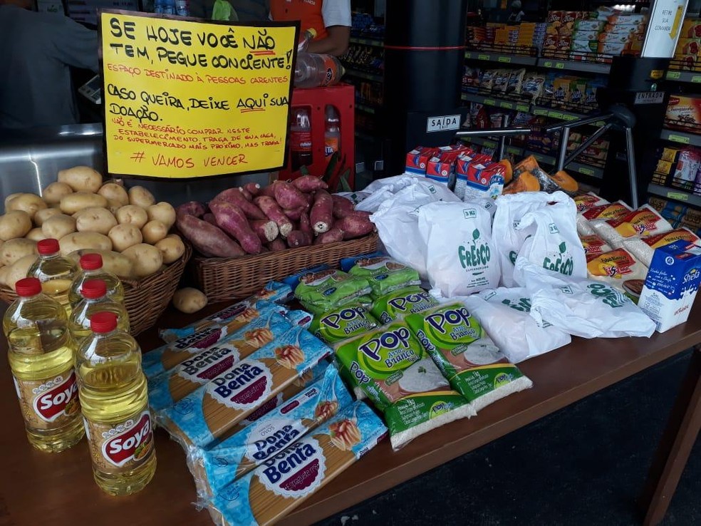 Mesa cheia de alimentos gratuitos em frente a mercado de Praia Grande (SP) — Foto: Arquivo Pessoal