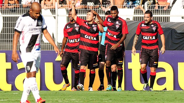 Renato Cajá comemora gol do vitoria contra a Ponte Preta (Foto: Rodrigo Villalba / Agência estado)