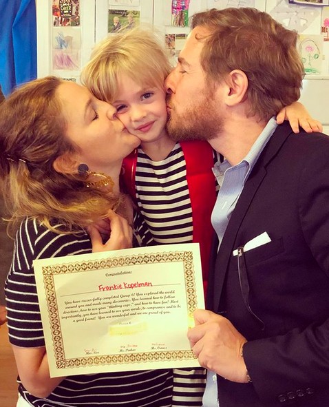 Drew Barrymore e o ex-marido com a filha na formatura da garotinha (Foto: Instagram)