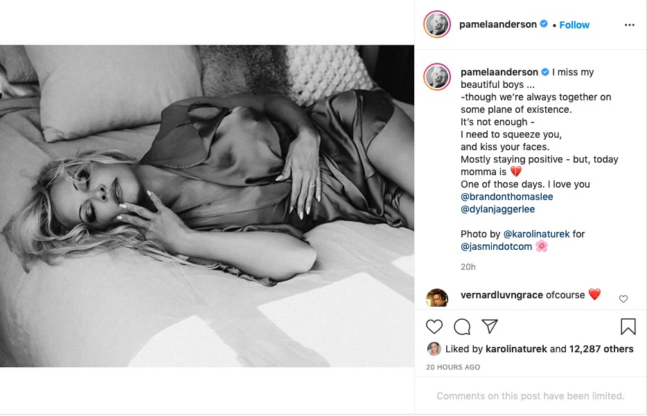 O post da atriz e modelo Pamela Anderson com a foto sensual em preto e branco acompanhada de um texto falando sobre a saudade que sente dos filhos (Foto: Instagram)