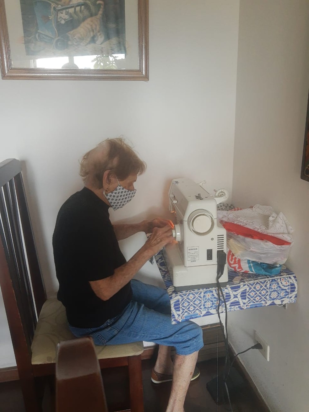 Dona Pina confeccionando máscaras na sua casa, em Santos (SP) — Foto: Arquivo Pessoal