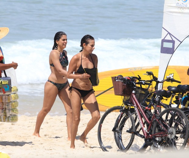 Andréa Beltrão nada no mar  (Foto: AgNews)