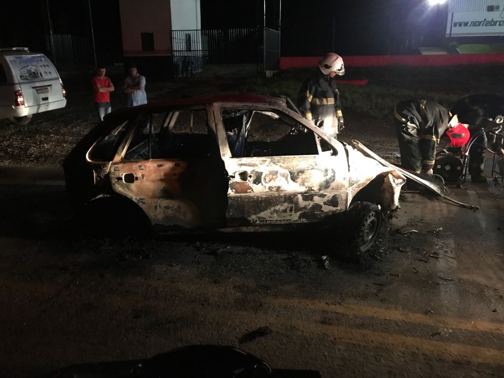 Carro foi destruído pelas chamas (Foto: Ascom/PC)