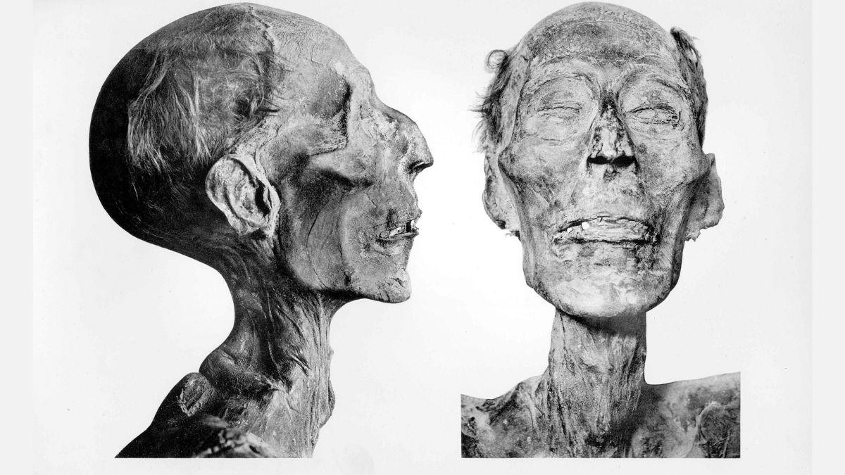 A múmia de Ramsés II foi encontrada em 1881 no sul do Egito, alguns anos depois, ela foi parcialmente desembrulhada — Foto: G. Elliot Smith; "Catalogue General Antiquites Egyptiennes du Musee du Caire: The Royal Mummies"; Wikimedia Commons
