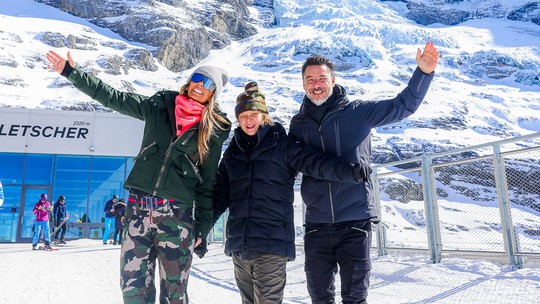 Na Suíça, Adriane Galisteu e o marido curtem neve com o filho, Vittorio