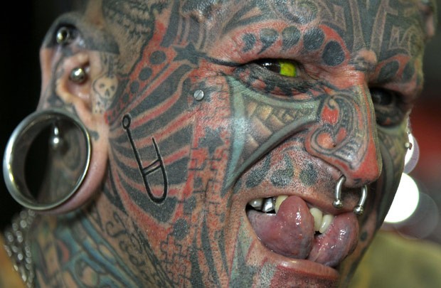 Mulheres com tudo: alargadores, piercings e muitas tattoos!