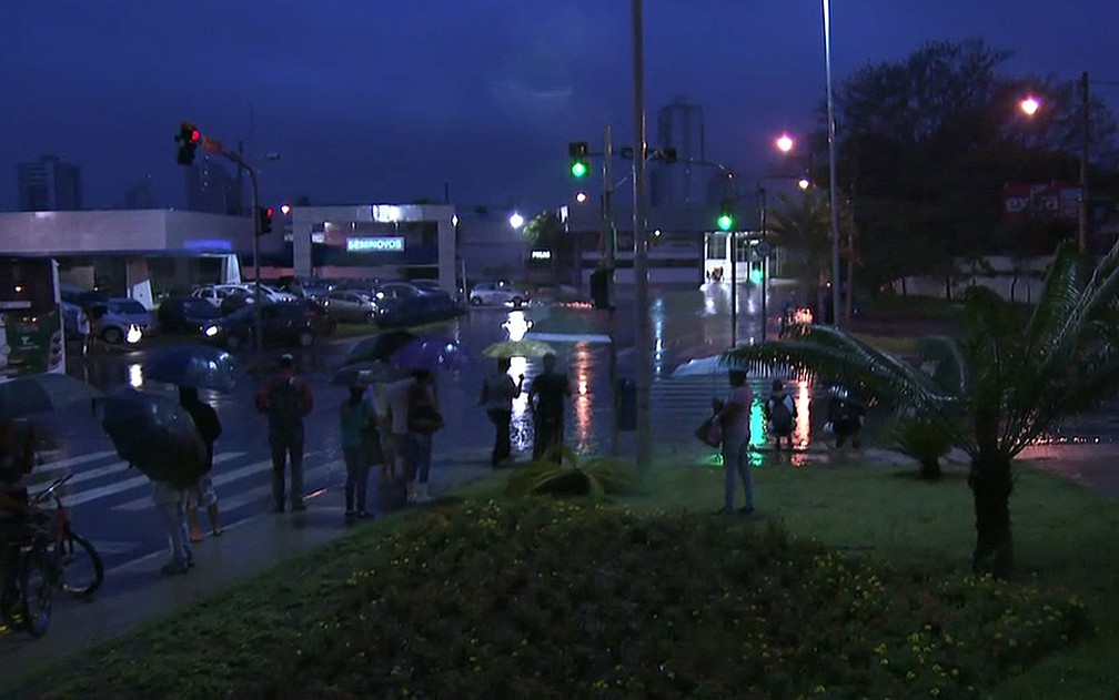 Pedestres ficam sem conseguir atravessar rua de São Caetano do Sul — Foto: Reprodução/TV Globo