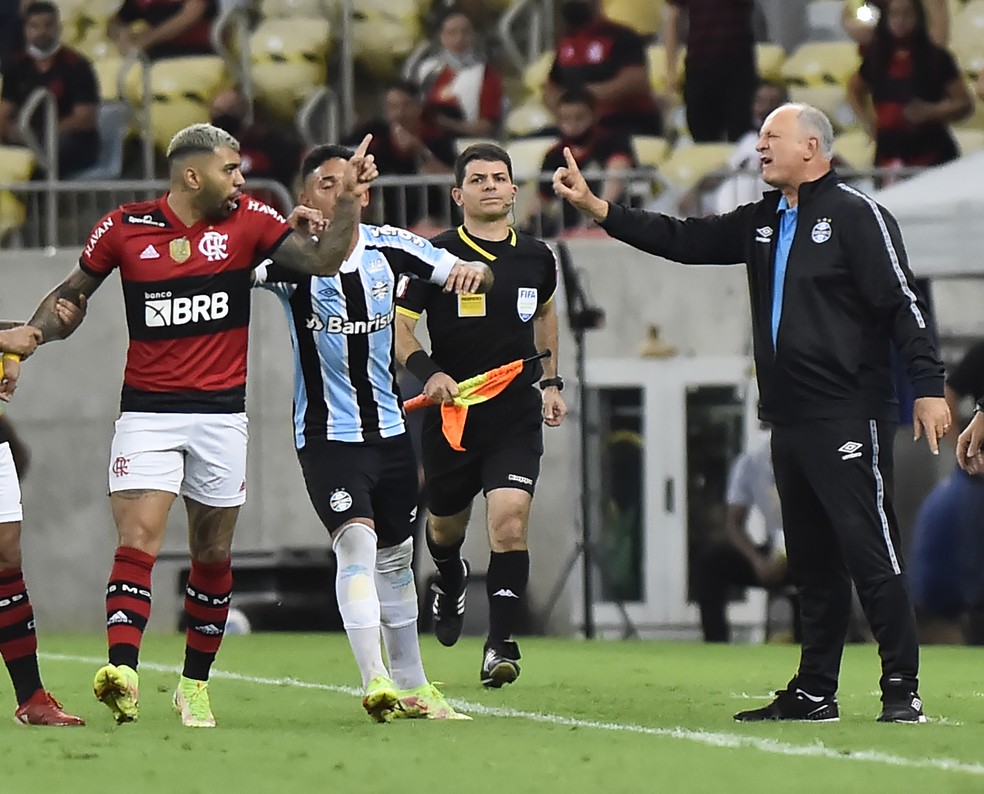 Gabigol e Felip&atilde;o discutem &agrave; beira do gramado &mdash; Foto: Andr&eacute; Dur&atilde;o