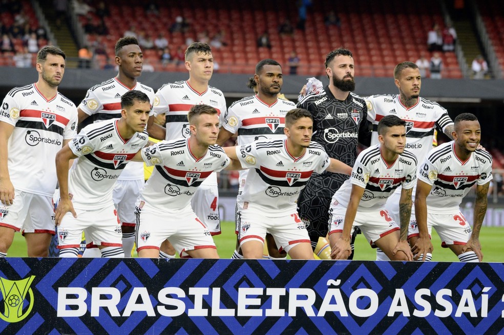 Jogadores do São Paulo para o jogo contra o Fortaleza — Foto: Marcos Ribolli