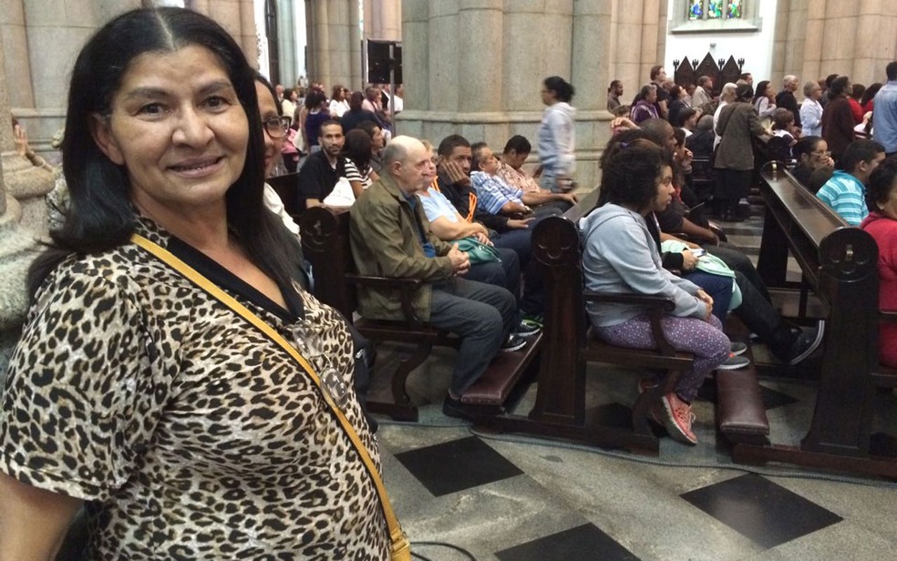 A professora Maria do Carmo Souza, 60 anos, foi ver a missa em homenagem a Dom Paulo Evaristo Arns (Foto: Tahiane Stochero/G1)