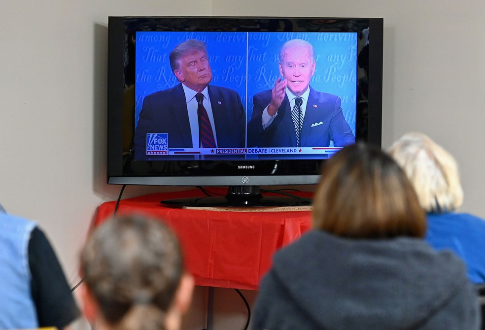 Apoiadores de Donald Trump da Pensilvânia acompanham primeiro debate presidencial pela TV na terça-feira (29) — Foto: Angela Weiss / AFP