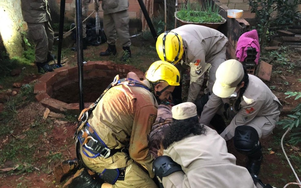 Jovem é resgatada de cisterna após cair para tentar salvar gatos, em Aparecida de Goiânia — Foto: Divulgação/Corpo de Bombeiros
