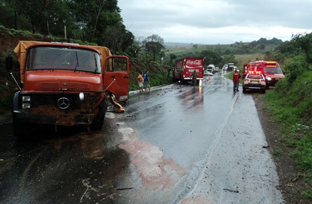 Acidente deixa caminhoneiro ferido na BR-369, entre Alfenas e Campos Gerais (Foto: Corpo de Bombeiros)