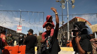 Imigrantes disseram à AFP que achavam que poderiam entrar por causa de uma suposta comemoração do "dia do migrante" — Foto: Herika Martinez / AFP