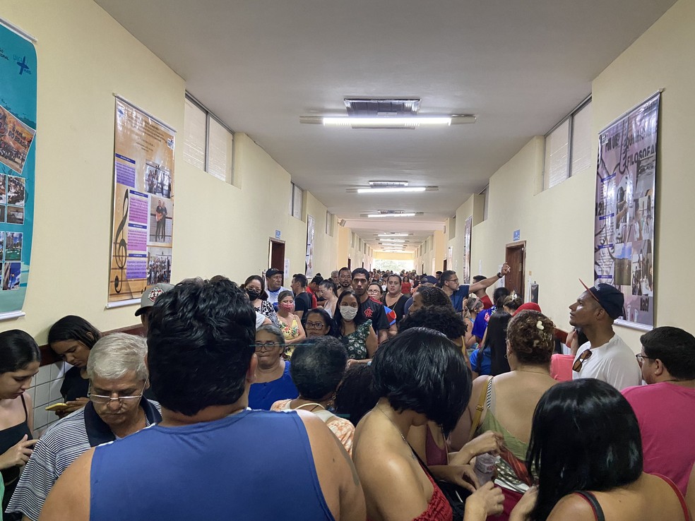 Longas filas no Centro Educa Mais Almirante Tamandaré, em São Luís — Foto: Rafaelle Fróes