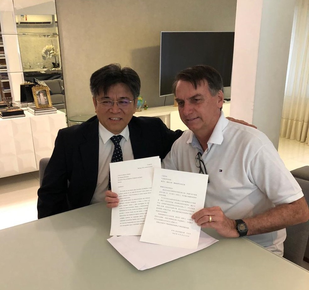 O presidente eleito Jair Bolsonaro (PSL) com o embaixador da China no Brasil, Li Jinzhang — Foto: Reprodução