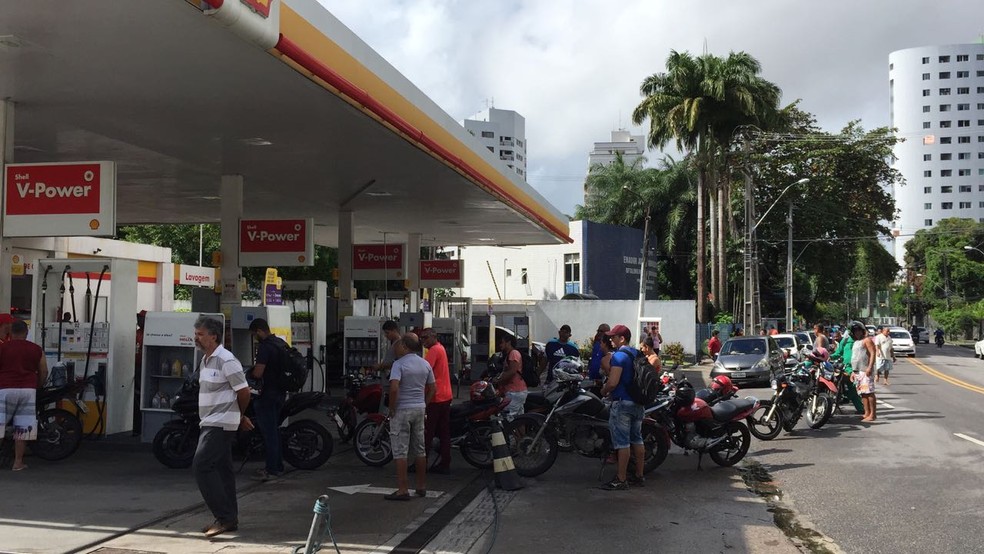 Posto na Avenida 17 de Agosto, no Recife, recebeu 10 mil litros de gasolina; motos e carros enfrentam fila para abastecer nesta segunda-feira (28) (Foto: Mônica Silveira/TV Globo)