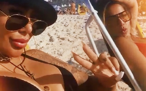Rafaella Santos, irmã de Neymar, curte praia com amiga no Rio de Janeiro