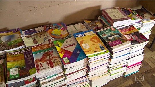 Ministério da Educação planeja descartar 2,9 milhões de livros didáticos nunca usados