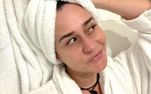 De roupão, Alessandra Negrini mostra beleza de cara limpa após banho