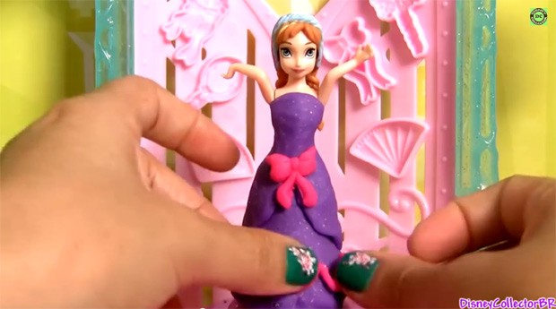 Vídeo do canal DC Toy Collector que mostra boneca de personagem da animação 