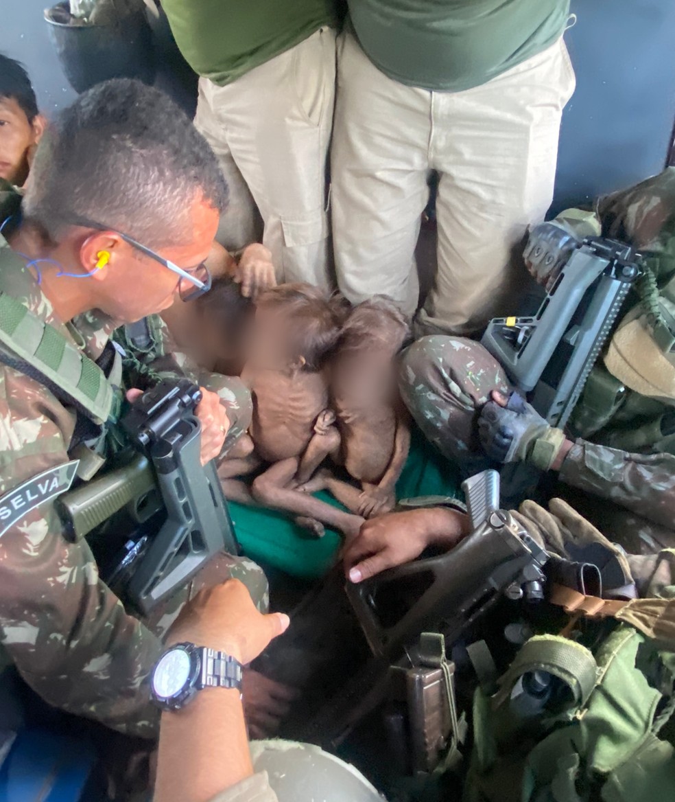 Crianças Yanomami são resgatadas em operação do Ministério da Saúde com apoio do Exército — Foto: Urihi/Divulgação