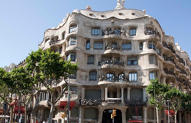 Uma das principais obras do arquiteto Antoni Gaudí, é Patrimônio Mundial da Unesco. Não possui nenhuma linha reta e lembra dunas de areia ou ondas de lava. A construção de 1907 influenciou muitos projetos modernos, como a Chapelle Notre Dame du Haut, de L (Foto: Divulgação)