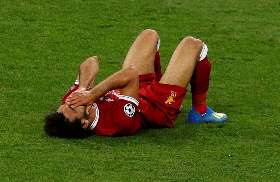 Salah foi substituÃ­do na final apÃ³s ser derrubado por Sergio Ramos (Foto: Phil Noble/Reuters)