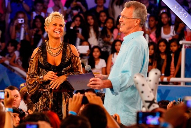 Pedro Bial surpreende Xuxa no palco do programa (Foto: TV Xuxa/ TV Globo)