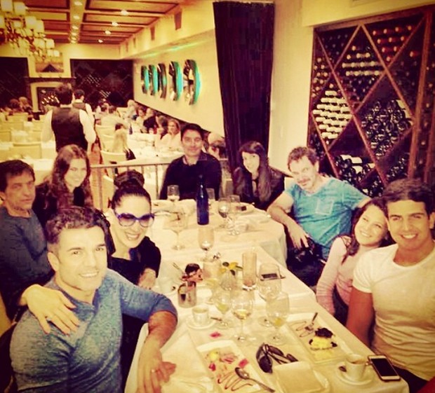 Claudia Raia em almoço com Jarbas Homem de Mello, os filhos e amigos (Foto: Reprodução/Instagram)