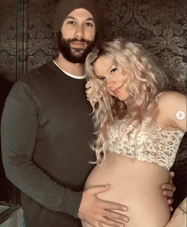 A cantora Joss Stone com o namorado quando ainda estava grávida da primeira filha (Foto: Instagram)
