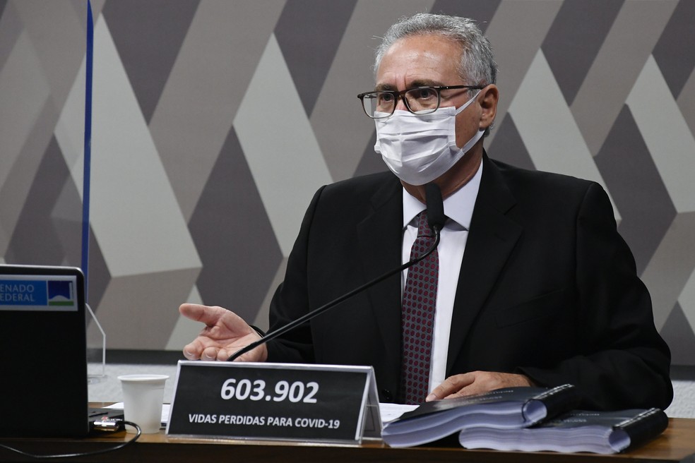 Renan Calheiros lê o relatório final da CPI — Foto:  Roque de Sá/Agência Senado