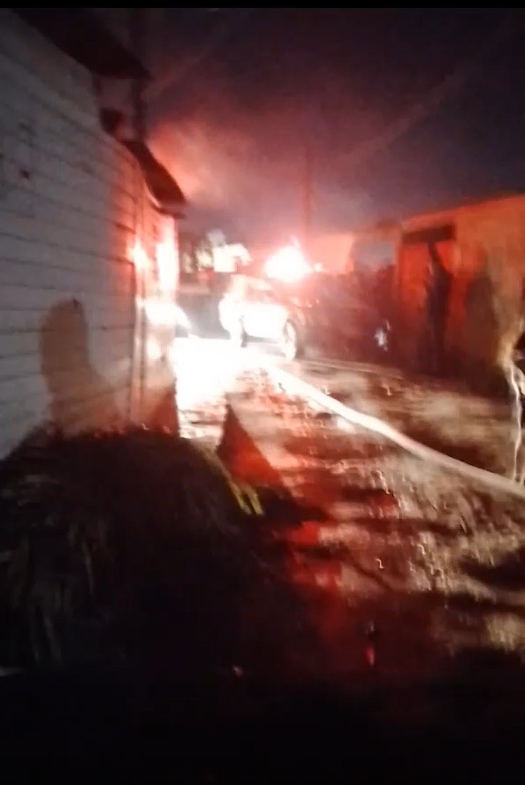 Incêndio atinge comunidade e destrói duas moradias em Jacareí, SP