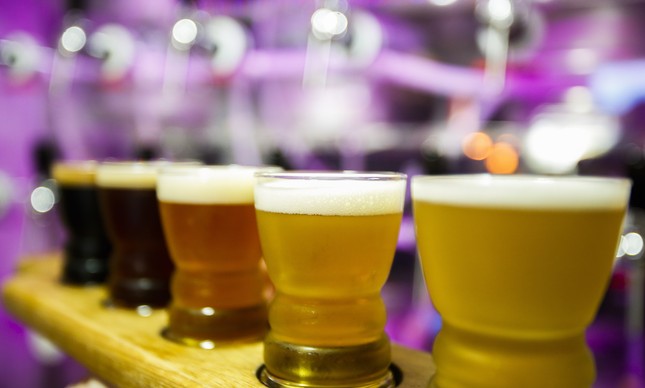Brasileiro gasta 14% do salário com cerveja 