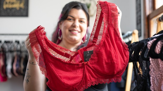 A empreendedora oferece lingeries com cores fortes (Foto: Ana Barbosa)