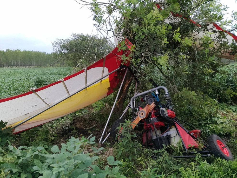 Piloto ficou ferido ap&oacute;s a queda de uma aeronave modelo trike em SC  (Foto: Tiago Amaral/Divulga&ccedil;&atilde;o)