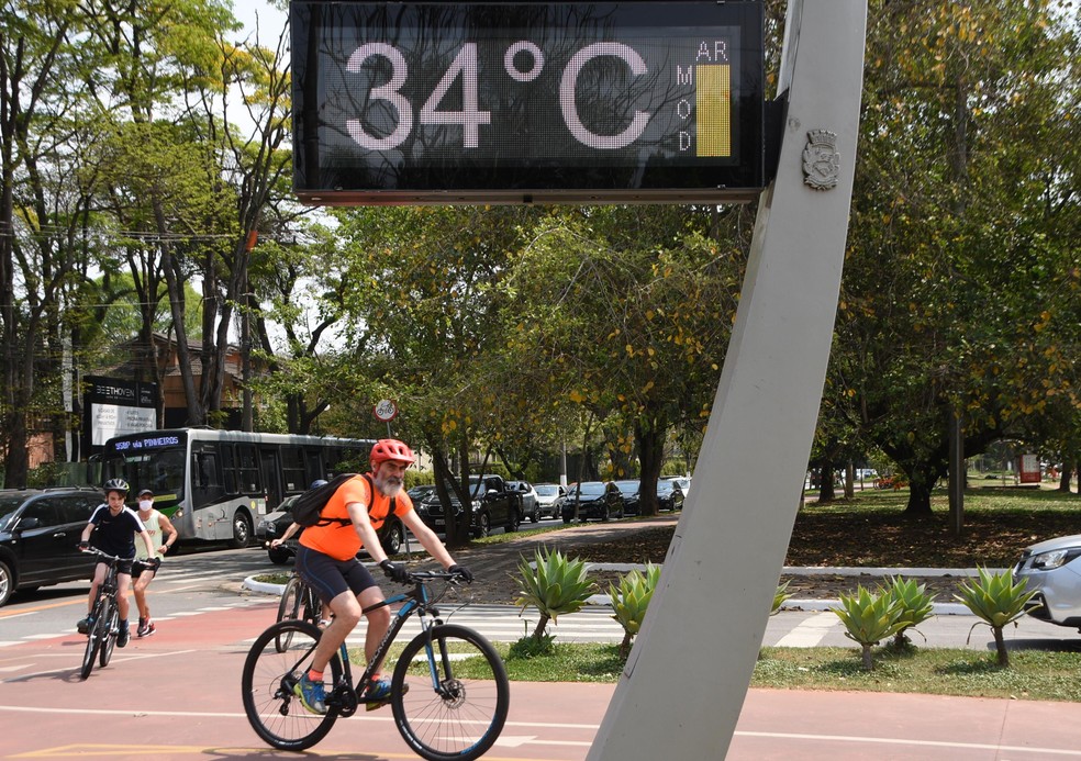  Movimentação na região do Alto de Pinheiros em São Paulo (SP), neste sábado (12). Termômetros no local registram 34ºC. — Foto: RONALDO SILVA/FUTURA PRESS/ESTADÃO CONTEÚDO
