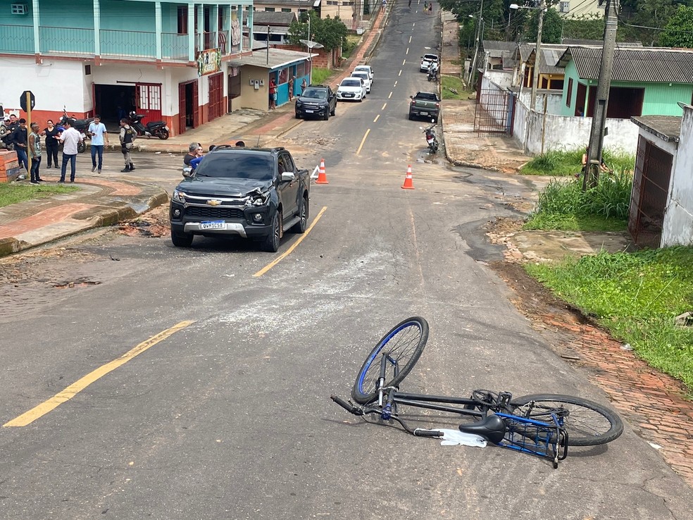 Acidente ocorreu na manhã desta segunda-feira no cruzamento das ruas Rego Barros e Paraíba — Foto: Bruno Vinicius/Rede Amazônica Acre