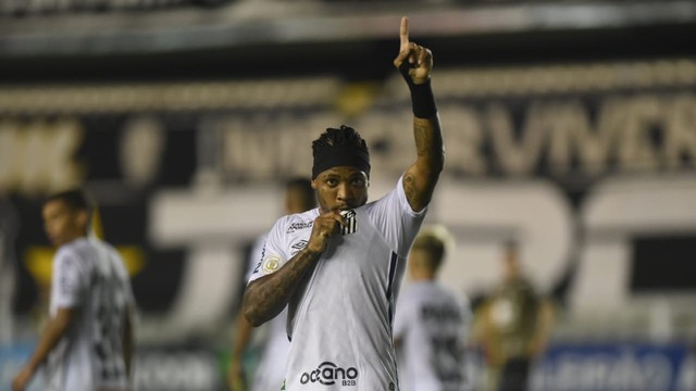 Marinho comemora o primeiro gol do Santos