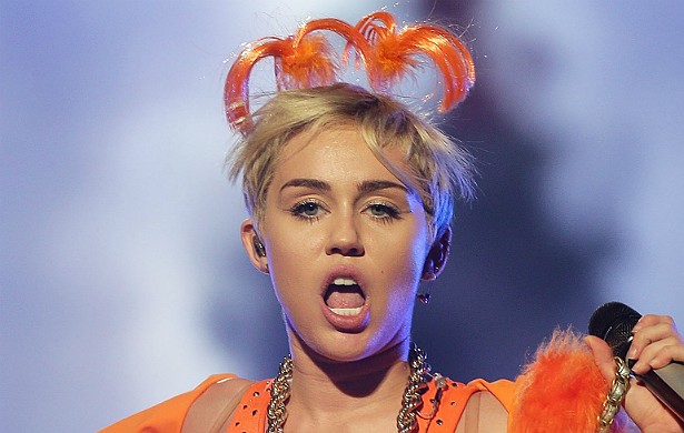 Miley Cyrus já viu ou sentiu fantasmas duas vezes, ambas durante algum banho. Será por isso que ela adora publicar selfies depois ou durante uma chuveirada? (Foto: Getty Images)