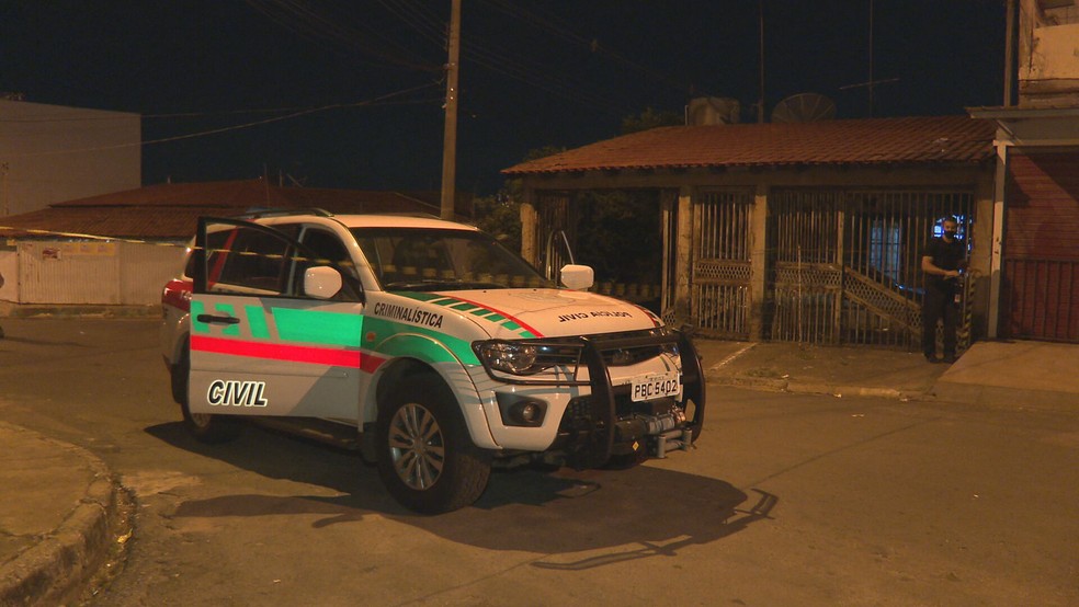Mulher de 51 anos é encontrada morta na cozinha de casa, em Samambaia — Foto: TV Globo/Reprodução