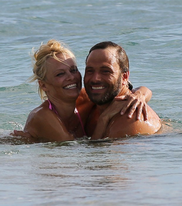 Pamela Anderson e  Rick Solomon (Foto: Splash News/AKM-GSI Brasil)