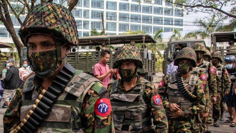 Críticos dizem que o império empresarial dos militares de Mianmar ajudou a impulsionar o golpe atual (Foto: Getty Images via BBC)