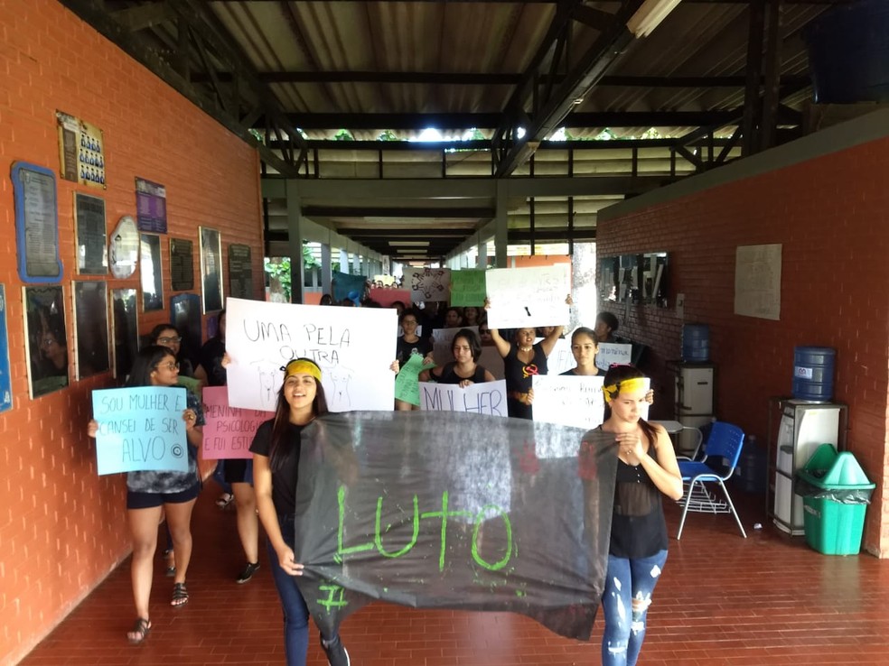 Durante protesto estudantes carregaram faixas com a palavra luto e vestiram preto (Foto: Ana Clara Menezes/Arquivo Pessoal)